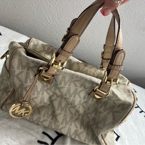 Authentic Michael Kors handbags 30 or 35 size Bentley news smoke free